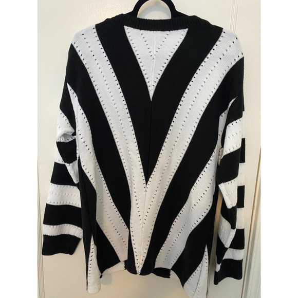 Vintage Black and White Stiped Chevron Pattern V-Neck Sweater Size Large - Picture 2 of 3